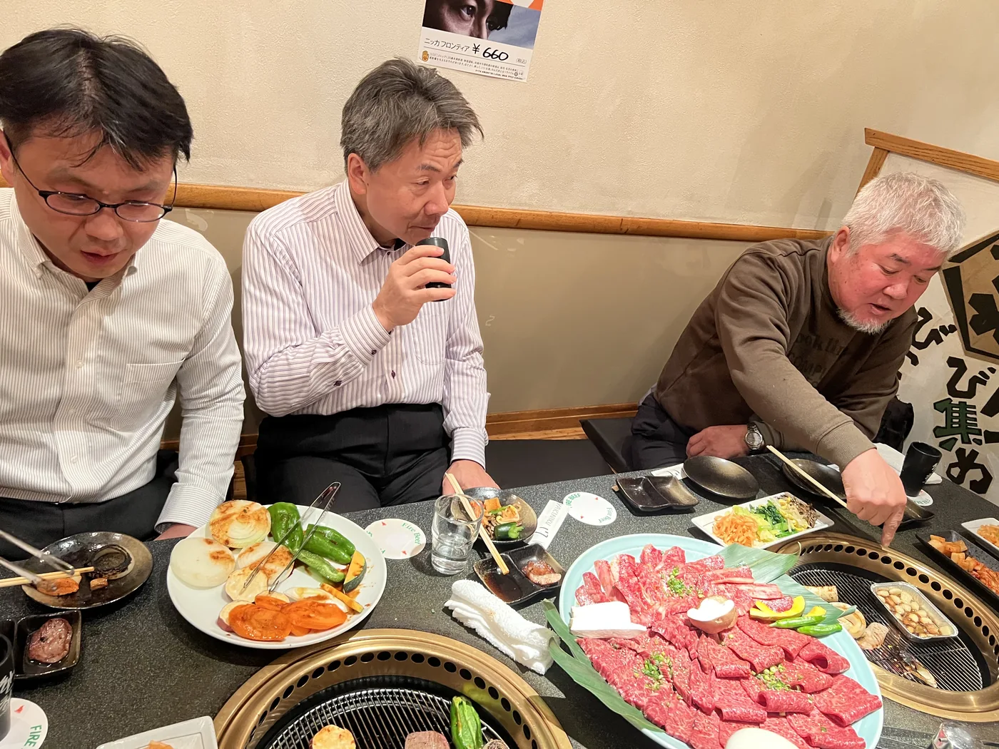 座敷席で楽しむグループのお客様